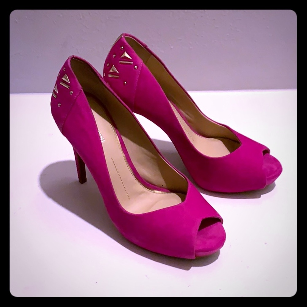 Pink and gold suede pumps